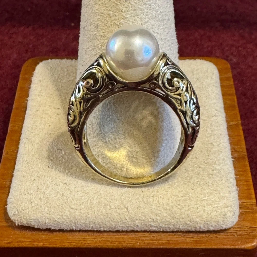 NWOT boutique style silver tone filigree band w/imitation pearl